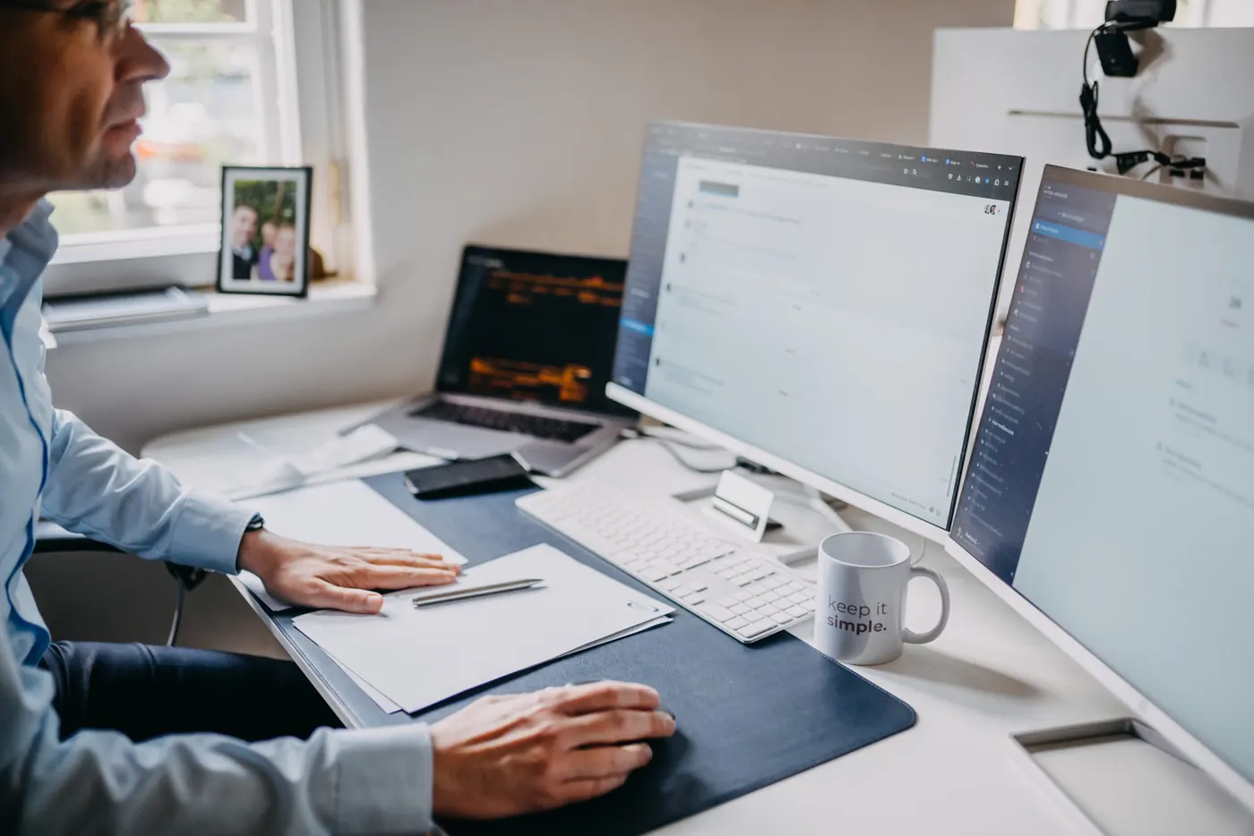 Konzentriertes Arbeiten am Schreibtisch