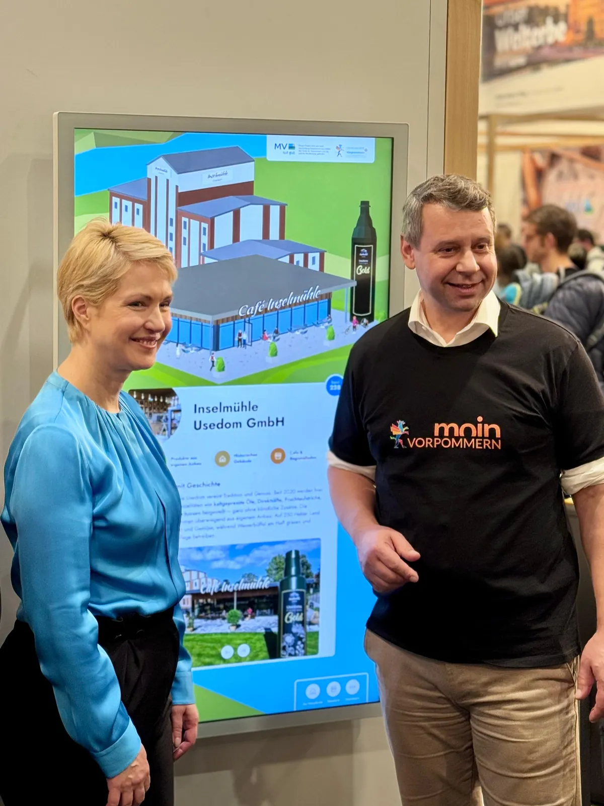 Ministerpräsidentin Manuela Schwesig und Landwirtschaftsminister Dr. Till Backhaus vor der Mini.World auf der Grünen Woche