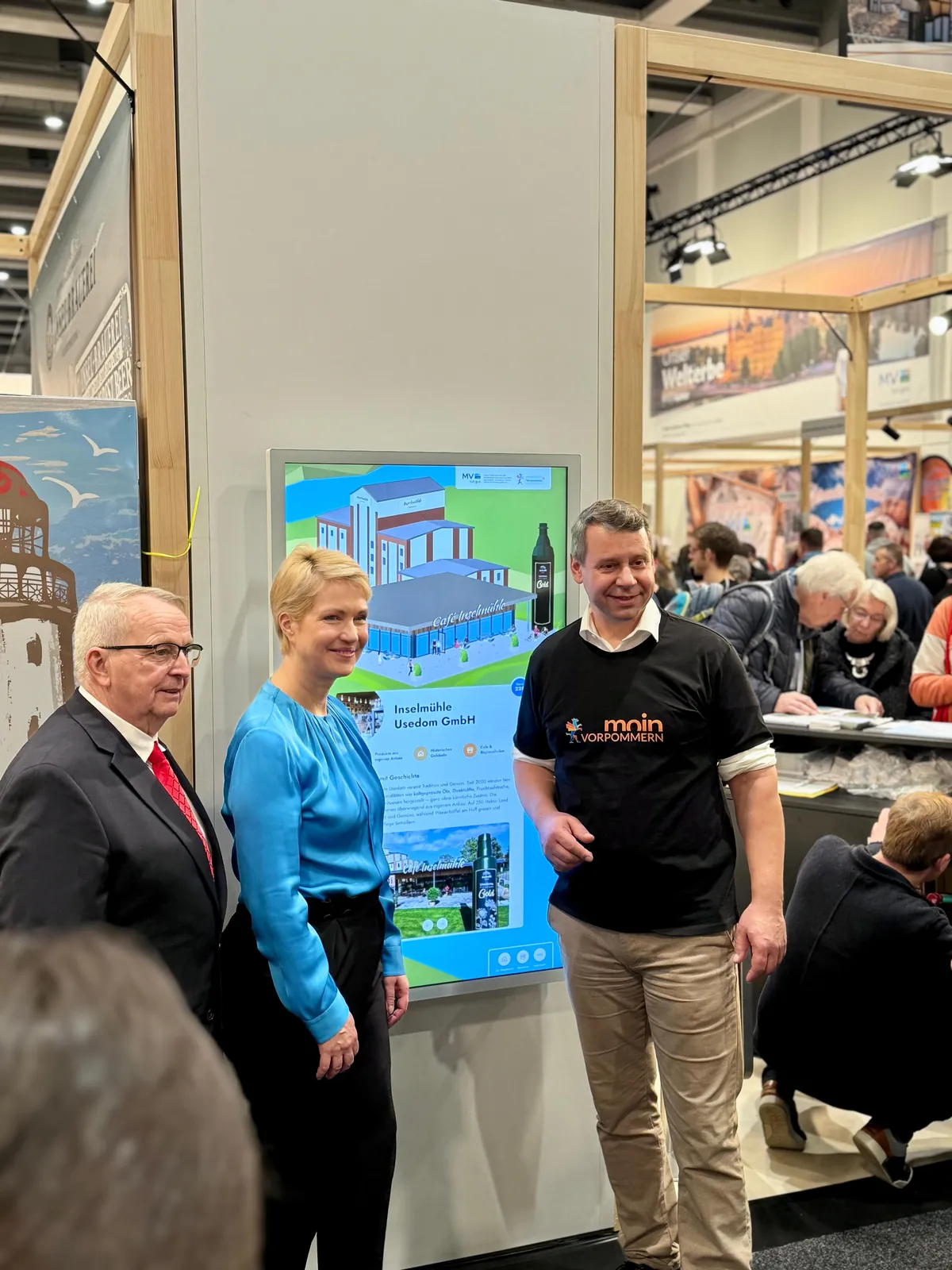 Ministerpräsidentin Manuela Schwesig mit Landrat Michael Sack an der digitalen Mini.World von Inter Medien Networks